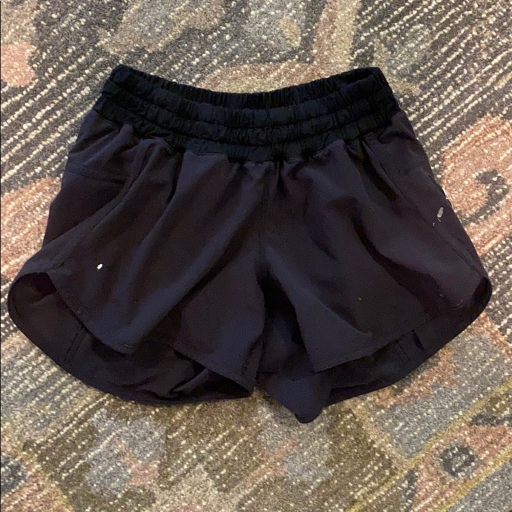 Lululemon tracker short blk size 6, paint on them